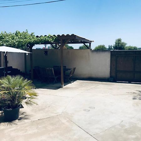 Appartement Tout Confort Avec Parking Ferme Arles Exterior photo