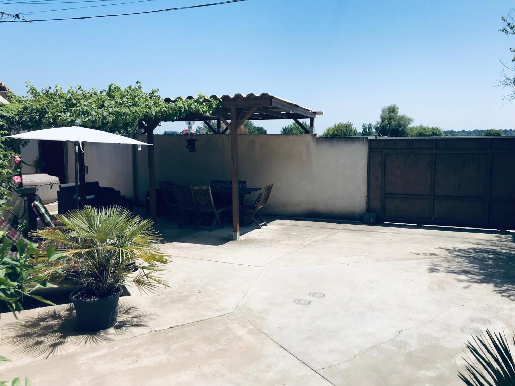 Appartement Tout Confort Avec Parking Ferme Arles Exterior photo